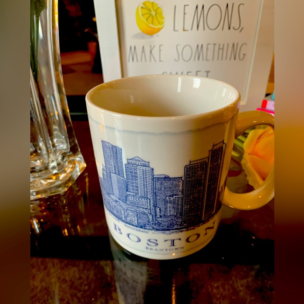 2011 Starbucks BOSTON BEANTOWN Large Mug. 18 oz. Great condition.